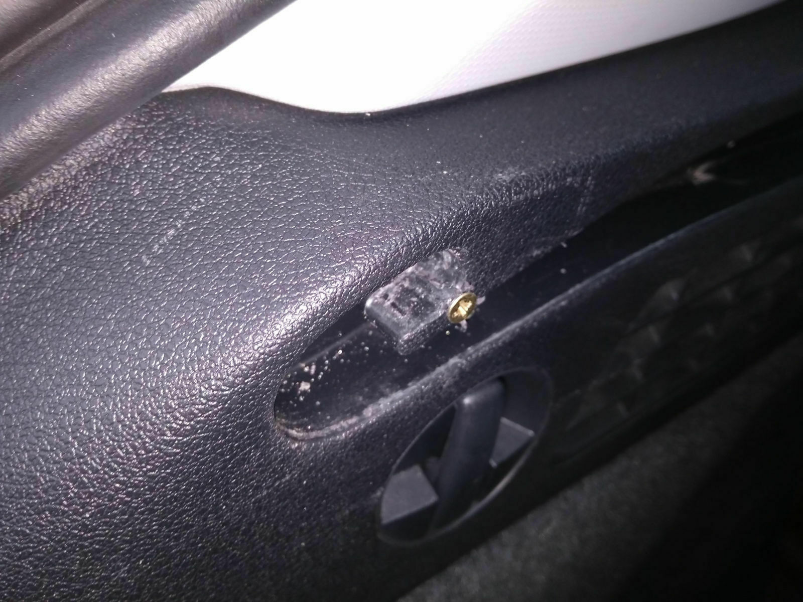 Kofferraum Rollo Risse am Ende der Gleitschiene