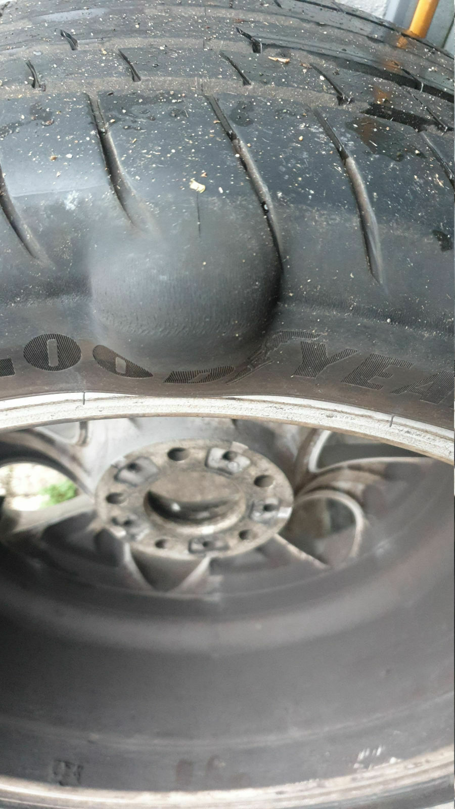 Goodyear Ultra Grip 8 - Beule auf der Lauffläche