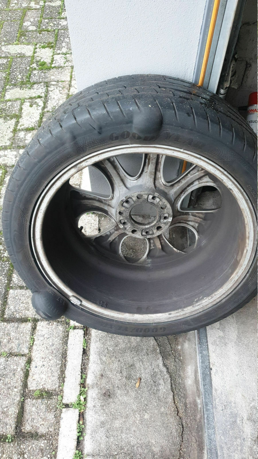 Goodyear Ultra Grip 8 - Beule auf der Lauffläche