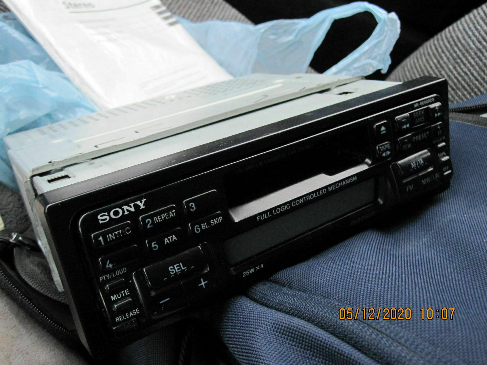 Der Schrottplatz - Spiegelsymmetrisch des Showrooms