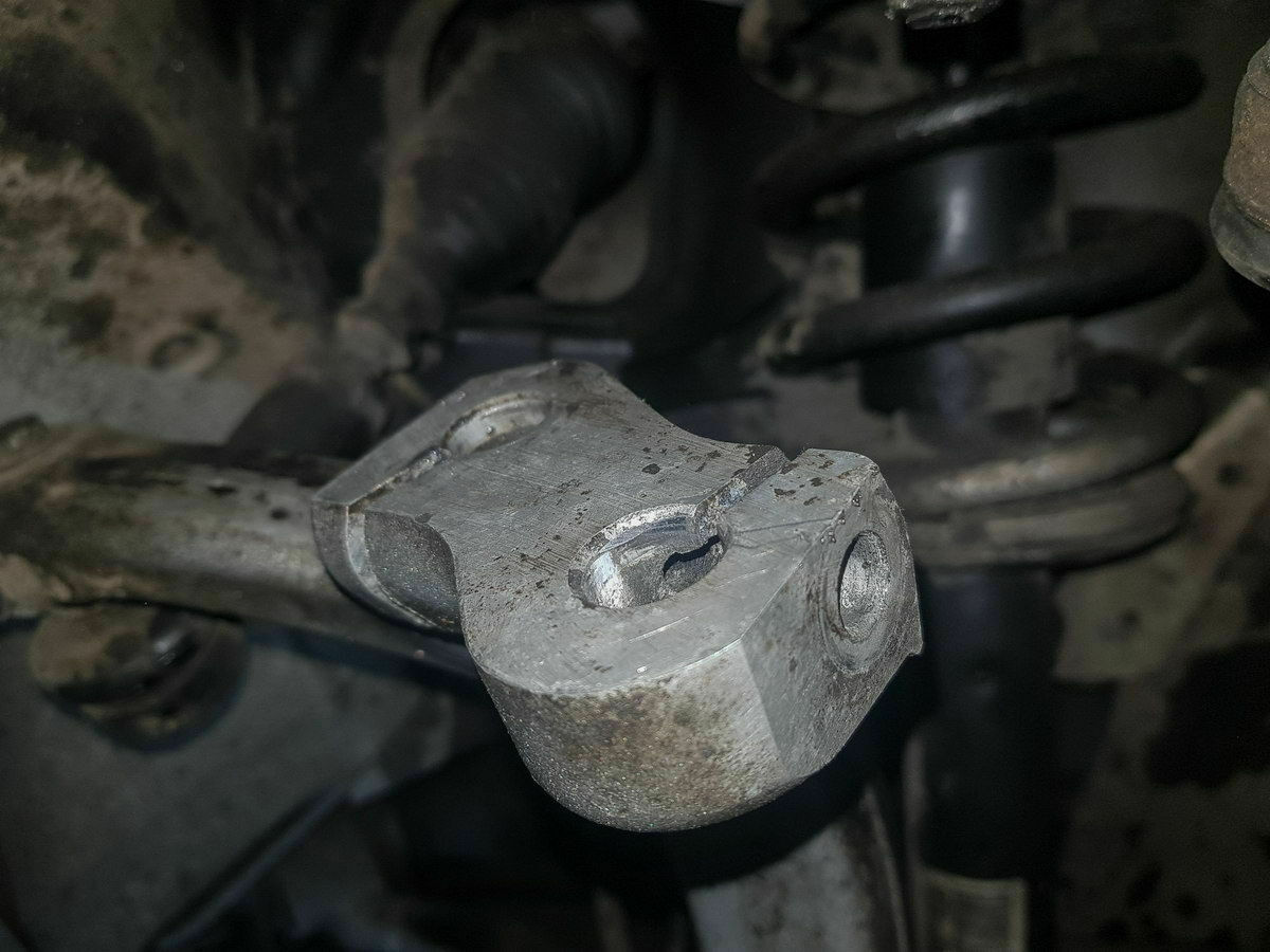 Einzelner Querlenker ausgeschlagen. Was wechseln?