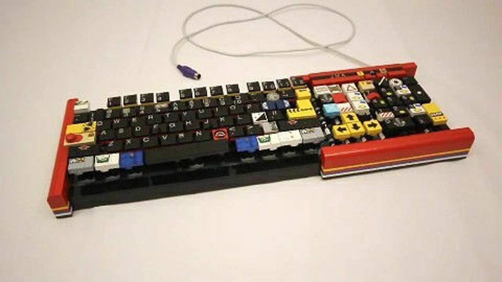 funktionierende-pc-tastatur-aus-lego-steinen
