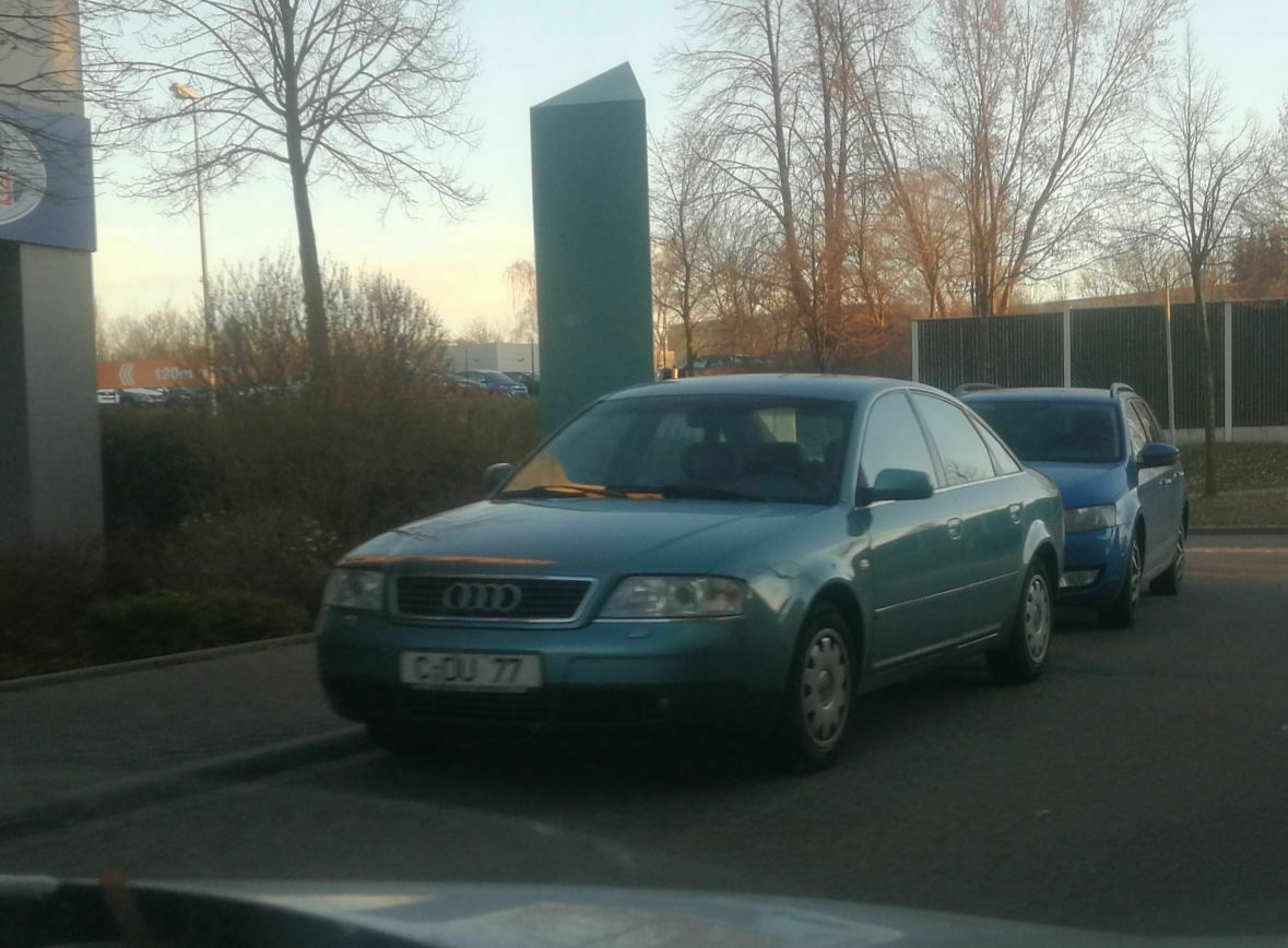 Der Schrottplatz - Spiegelsymmetrisch des Showrooms