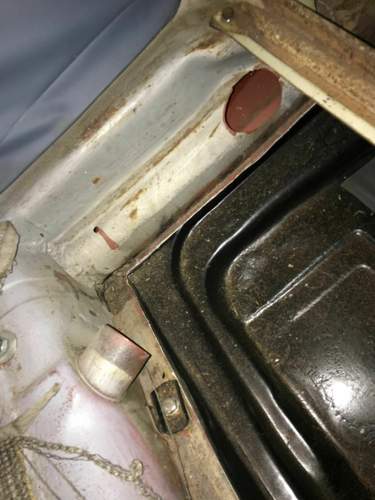 Rechts unter der R&uuml;cksitzbank