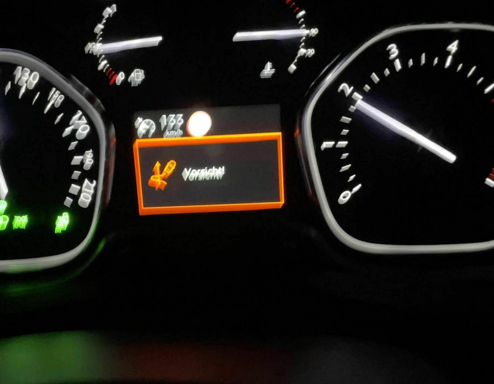 Dachzelt auf dem Zafira life M und Warnung im Display