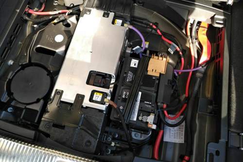 Batterien unter Ladeboden