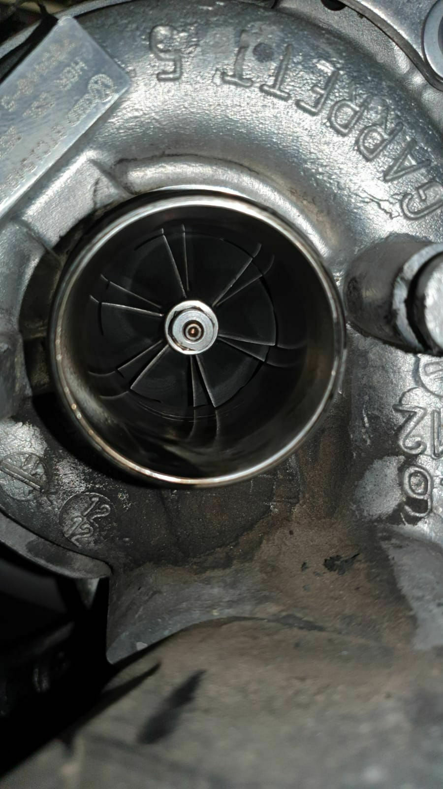 Ruß im Motorraum am Turbolader, Rußt aus dem Auspuff bei 3500 U/Min