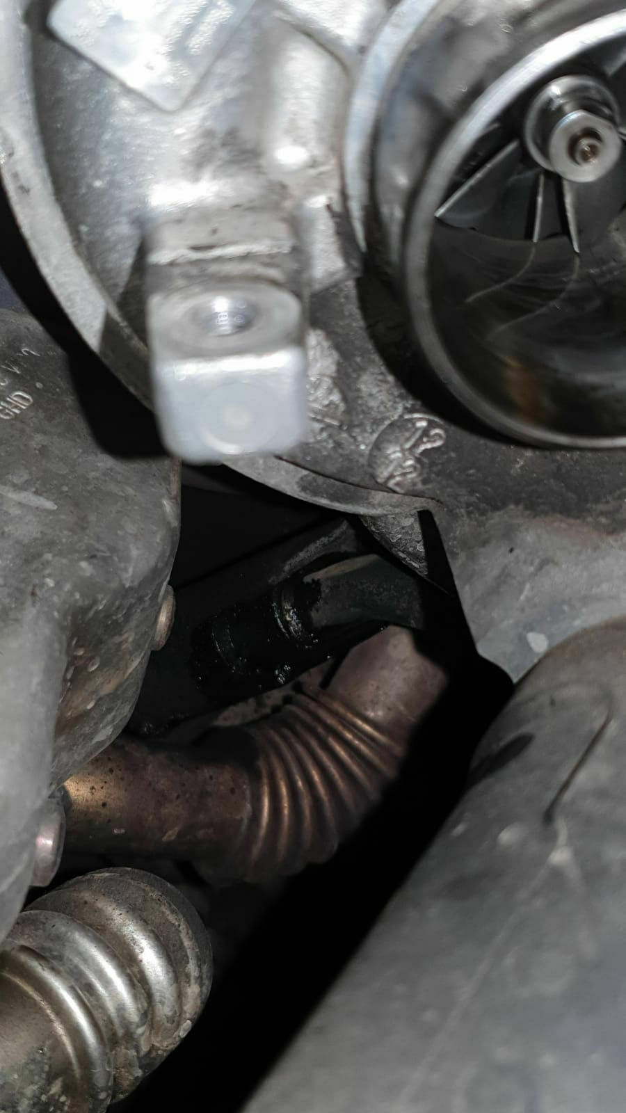 Ruß im Motorraum am Turbolader, Rußt aus dem Auspuff bei 3500 U/Min