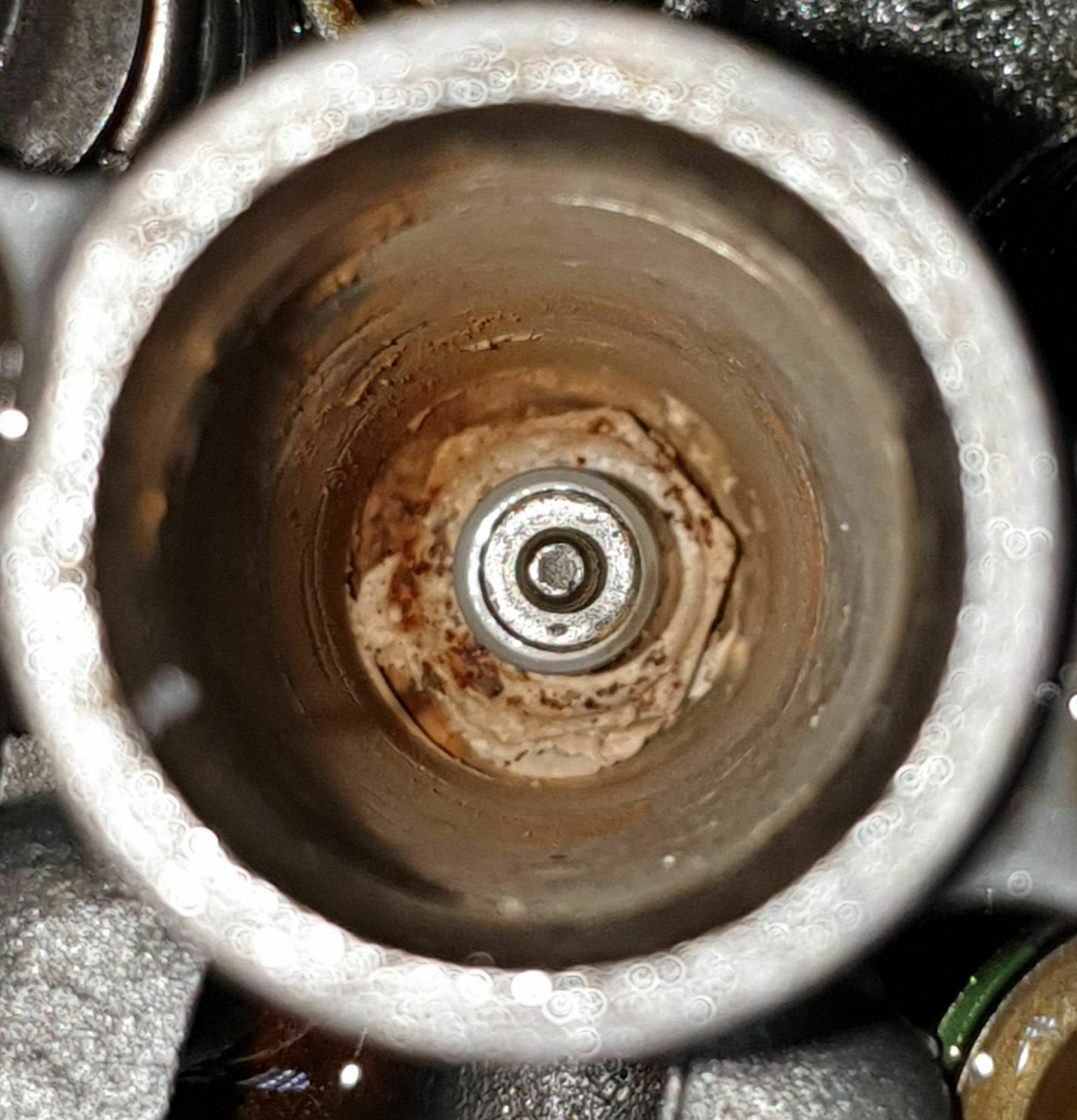 Zündkerzenschlüssel passt nicht in die Öffnung