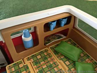 mit vielen Staufächern ausgestattet