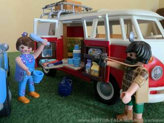 Herr Hansen lichtet seine Ehefrau bei der Morgen Routine ab