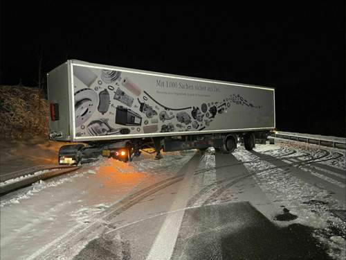 LKW steht quer, war nix mit Sicherheit..