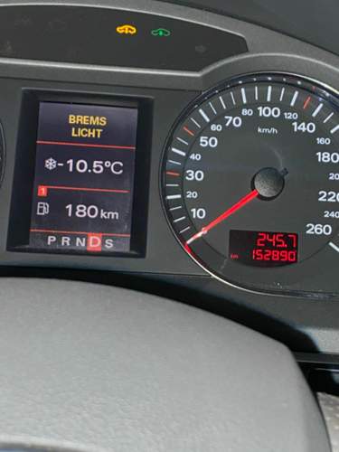 Bei mir ist dieses Zeichen da? Kannst du mir da irgendwie helfen? Sobald eine keine Unebenheit auf der Strasse ist, ist der ganze Wagen am Unterboden am schleifen....jpg