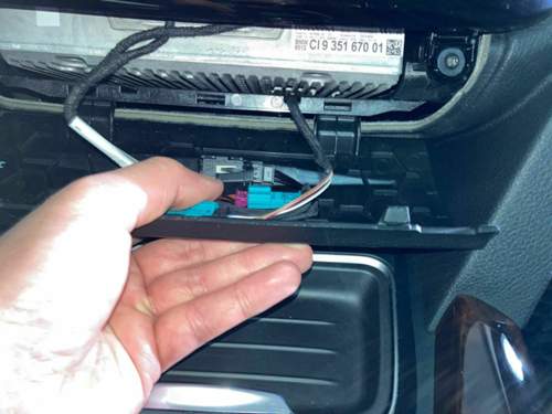 Stecker hinter Blende Cupholder.jpg