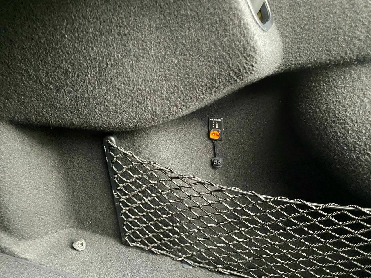 CTEK Anschluß im Kofferraum des C219