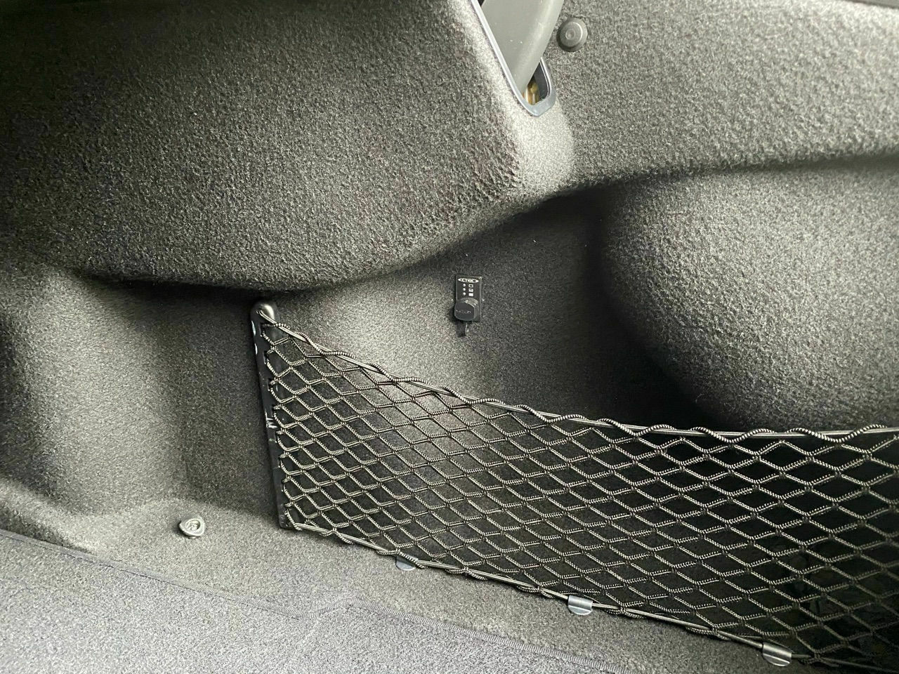 CTEK Anschluß im Kofferraum des C219