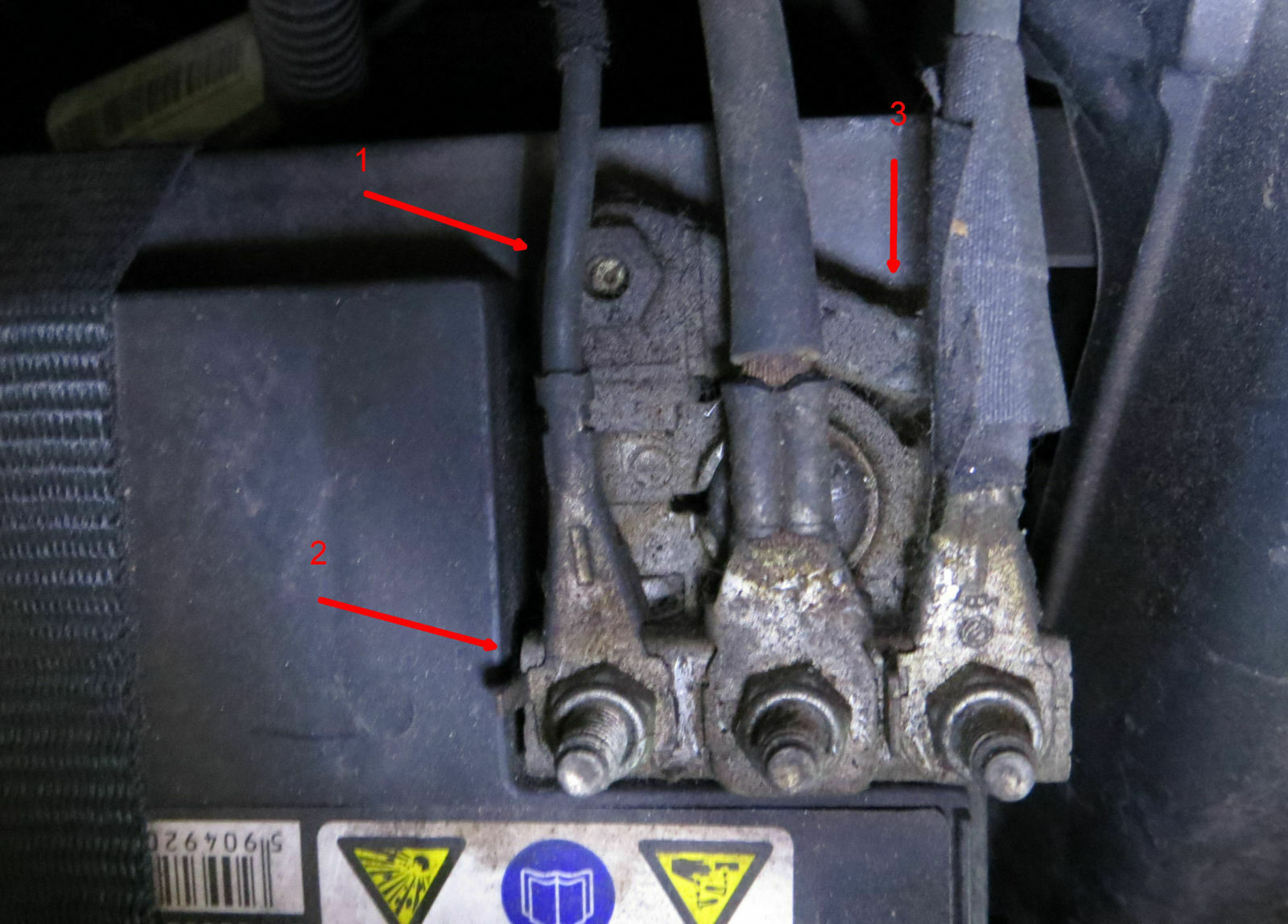Multifunktionsdisplay geht beim Starten aus - Batterieproblem? Batteriewechsel selbst machen?
