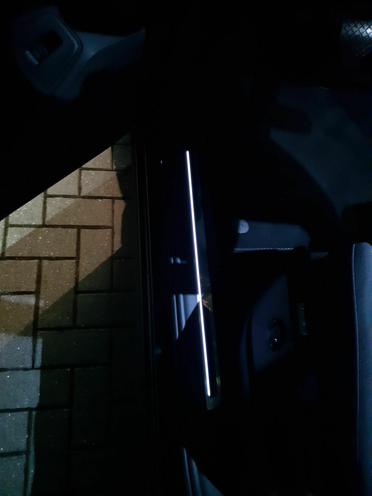 Beleuchtung der Einstiegsleisten vorne bei HighLine