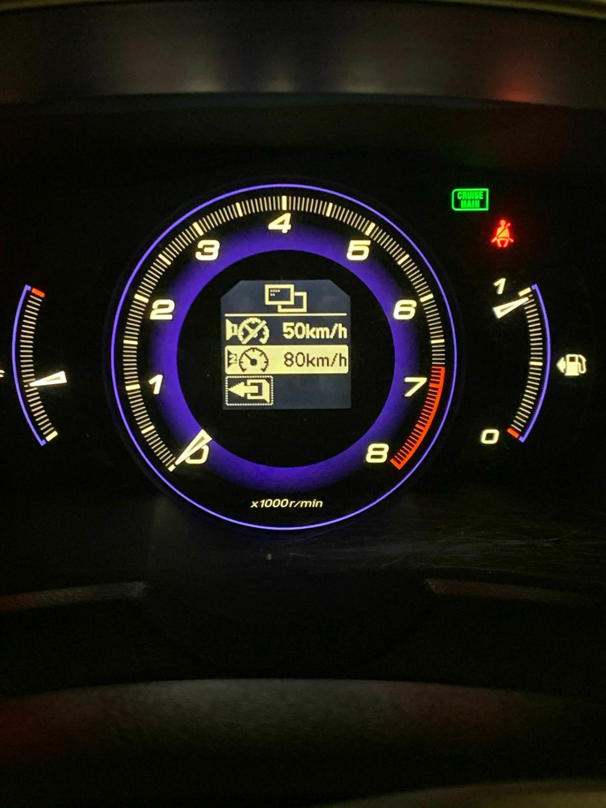 Computer piept in der Stadt bei 50 km/h