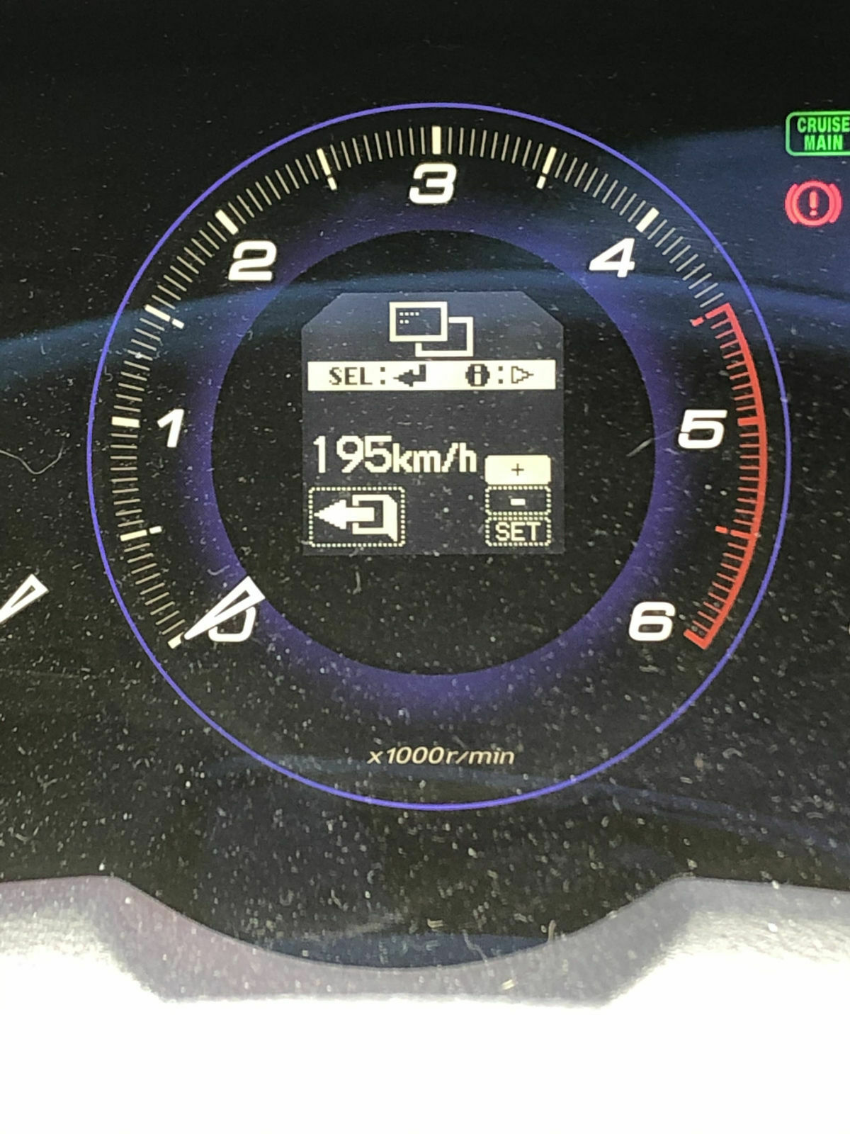 Computer piept in der Stadt bei 50 km/h