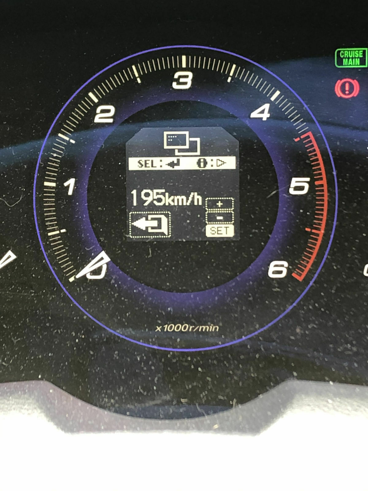 Computer piept in der Stadt bei 50 km/h