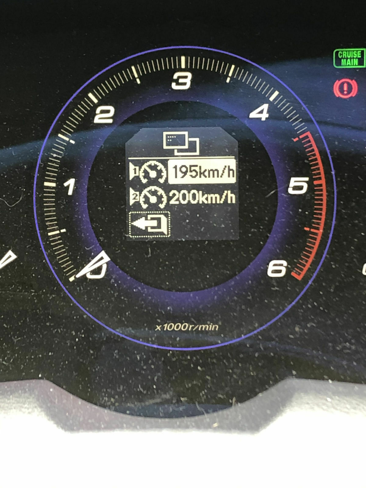 Computer piept in der Stadt bei 50 km/h