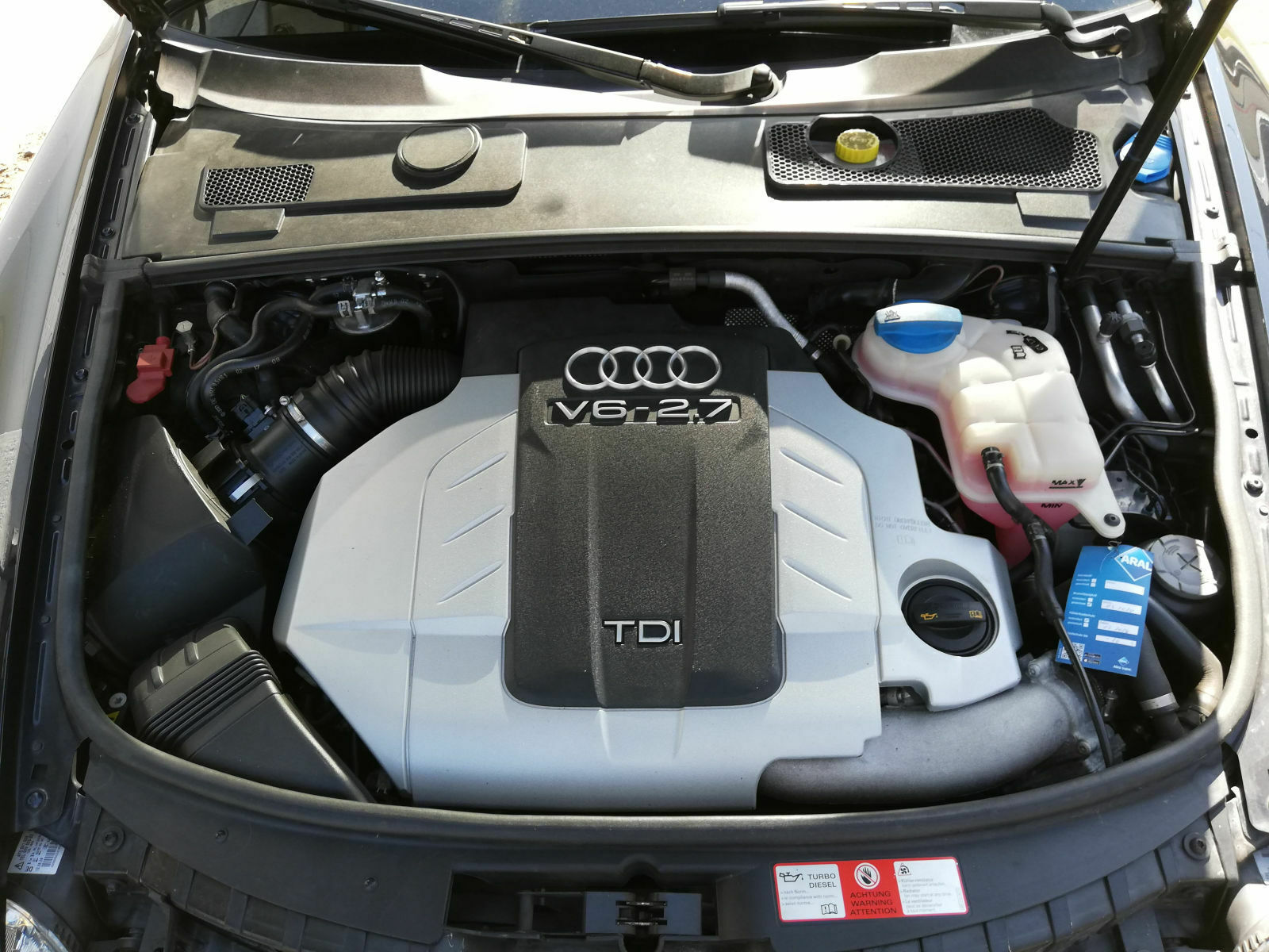 motorraum-audi-a6-c6-4f-2-7-tdi-avant-quattro-test-testberichte