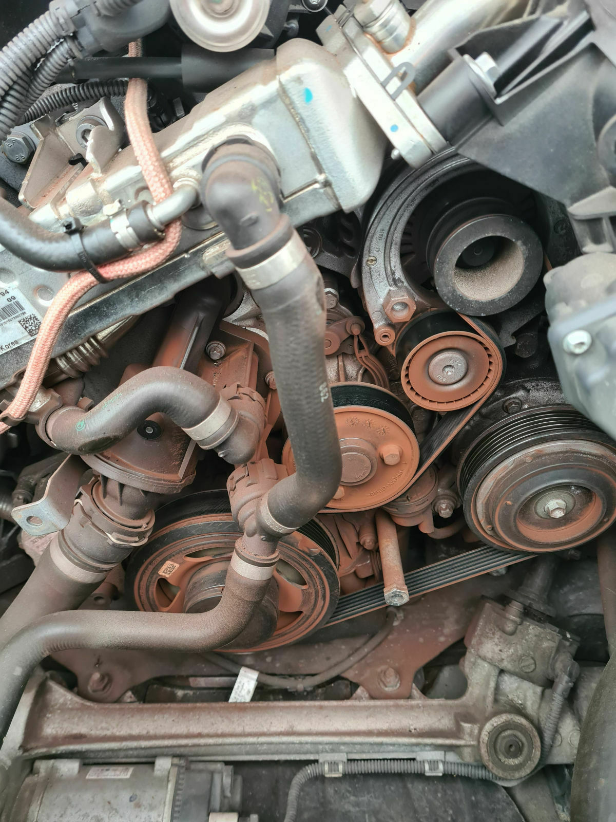 Roter Staub im Motorraum