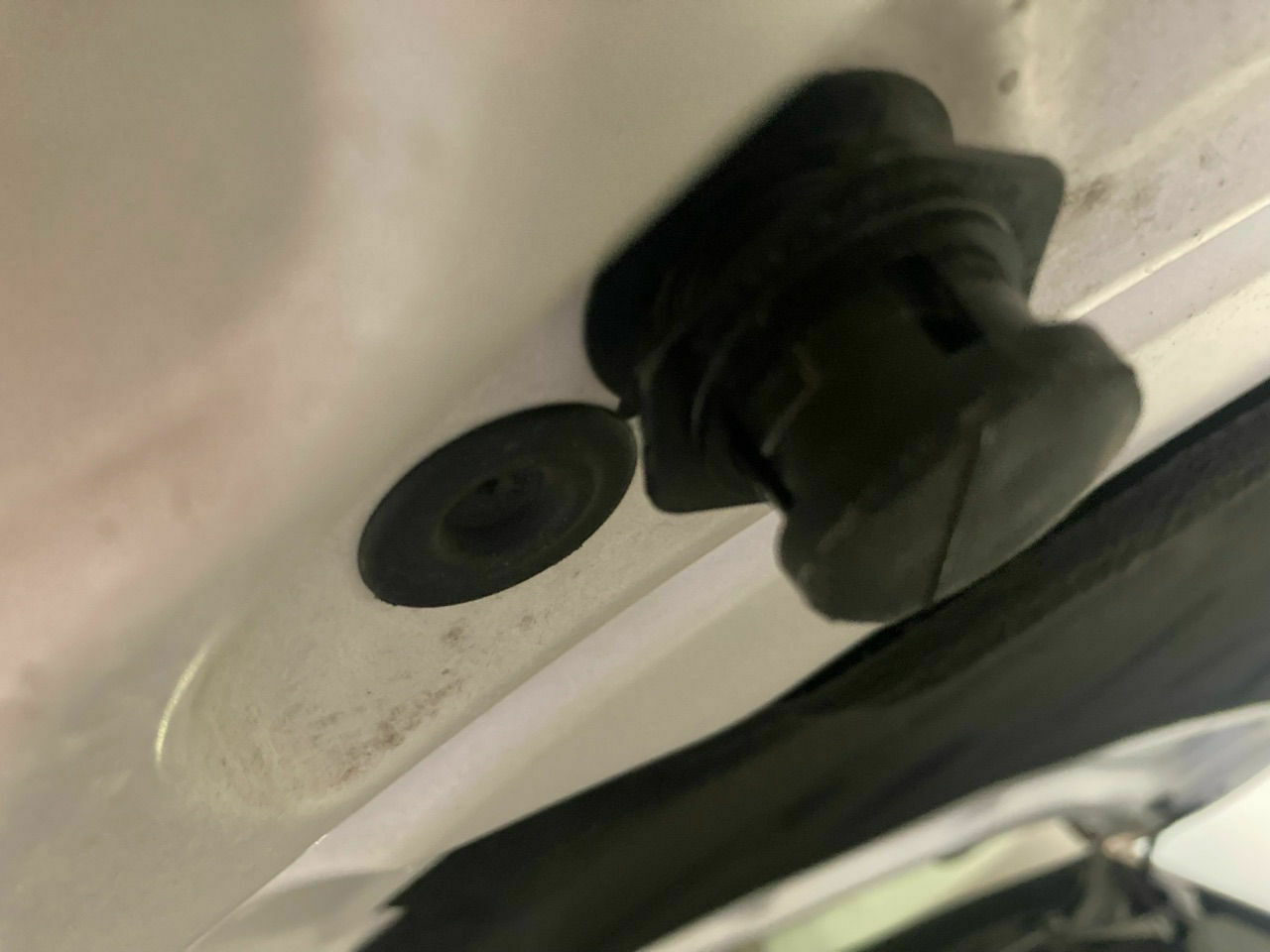 Knacken am Scheibenrahmen beim A5 Cabrio durch Verdeck-Fanghaken