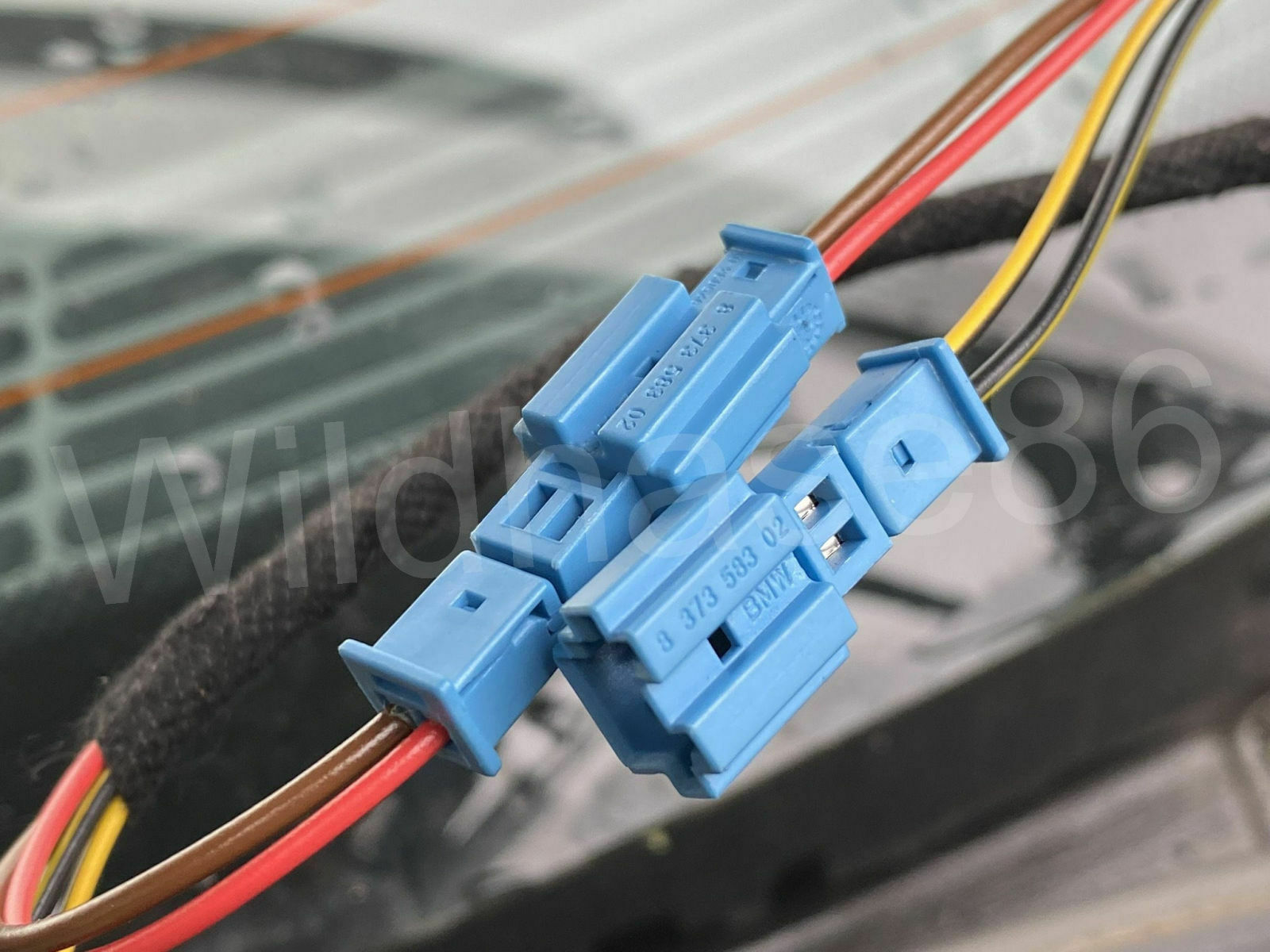 Strom und Videosignale in getrennten Steckern