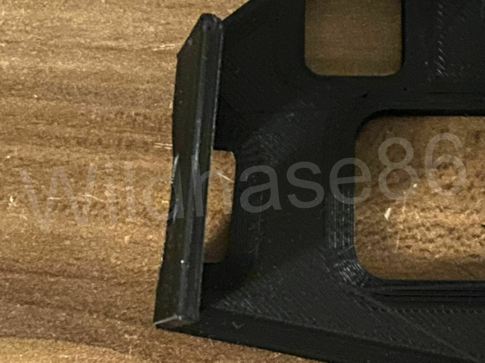 der seitliche Halter ist in sich verdreht und geneigt