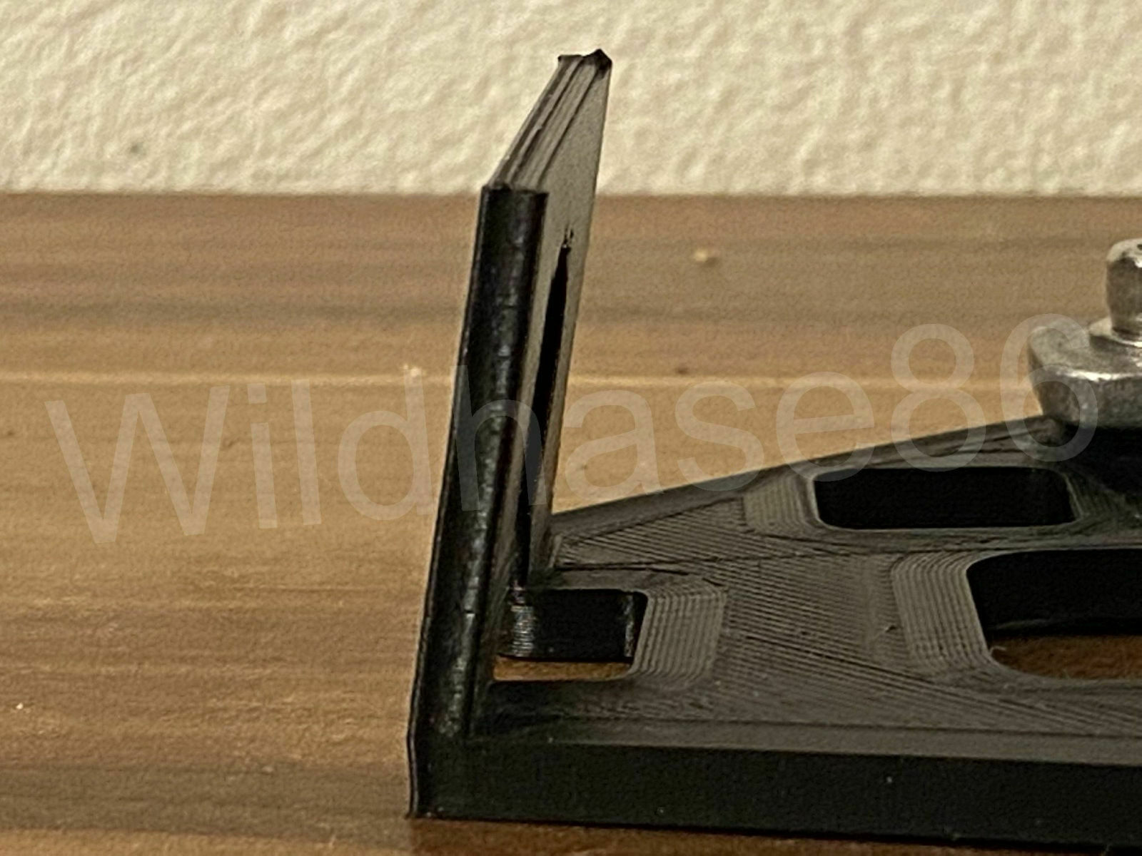 der seitliche Halter ist in sich verdreht und geneigt