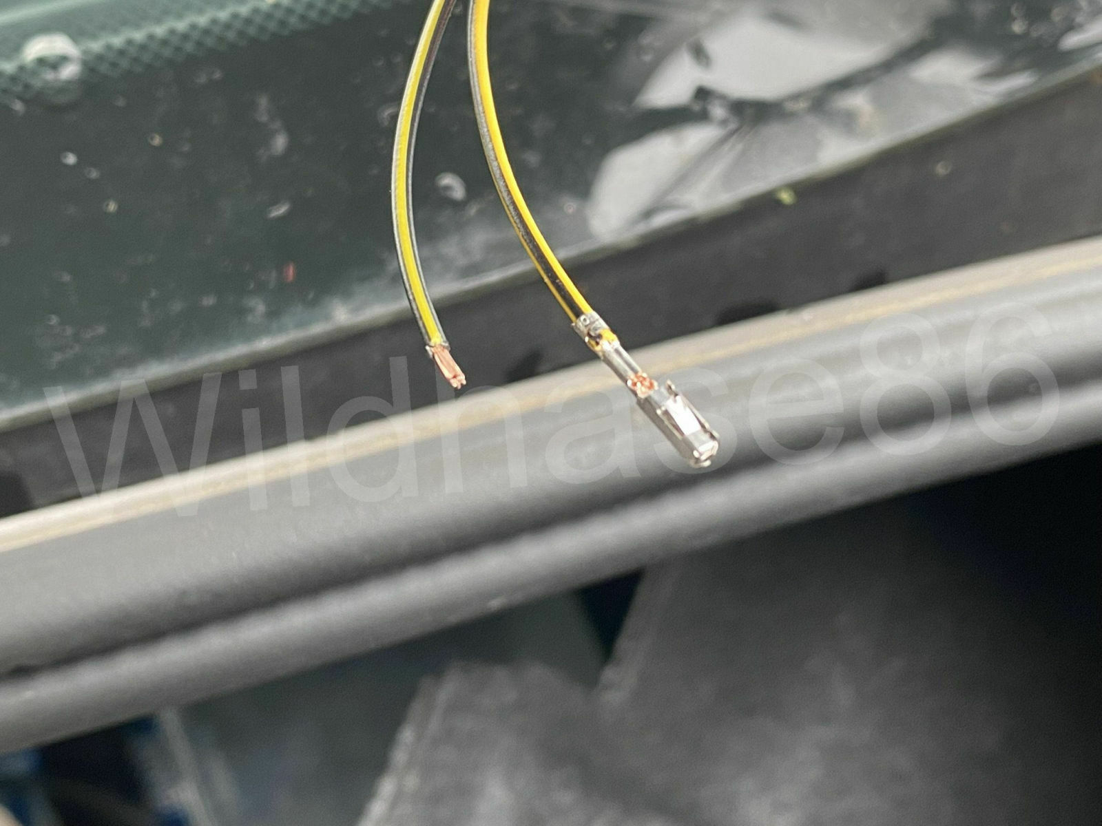 Videoleitungen, links unfertig rechts abisoliert und mit Kontakt verpresst