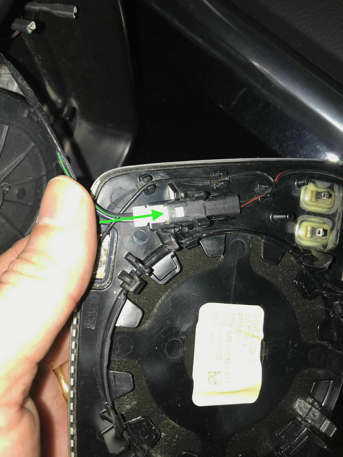 Steckverbindung für elektrochromatisch abblendendes Spiegelglas FS