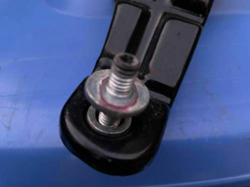 Verstellschraube unten