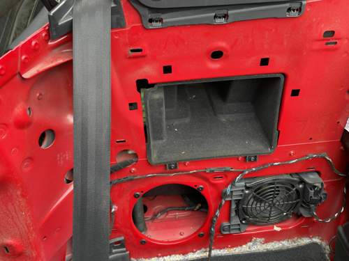 Unten links der Schlauch im Loch