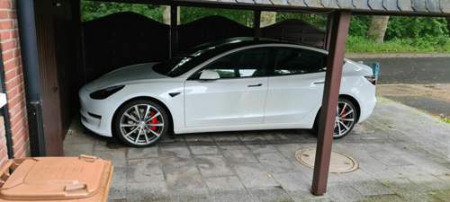 Model 3 Performance mit Brock B32