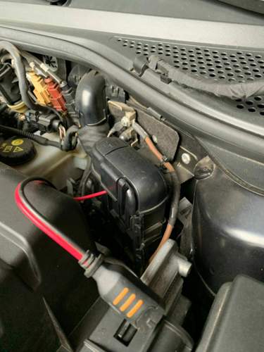 + und - Pol fuer die Starthilfe.jpg