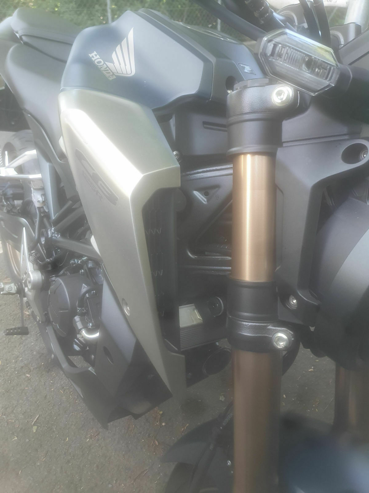 Honda CB 125R 2021 Kühlerverkleidung wechseln