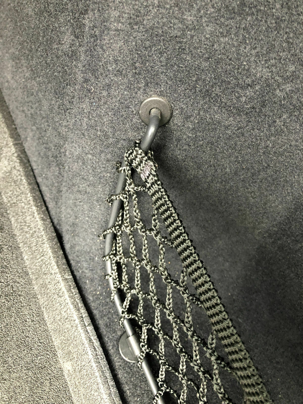 Klappern im Kofferraum des Sportbacks