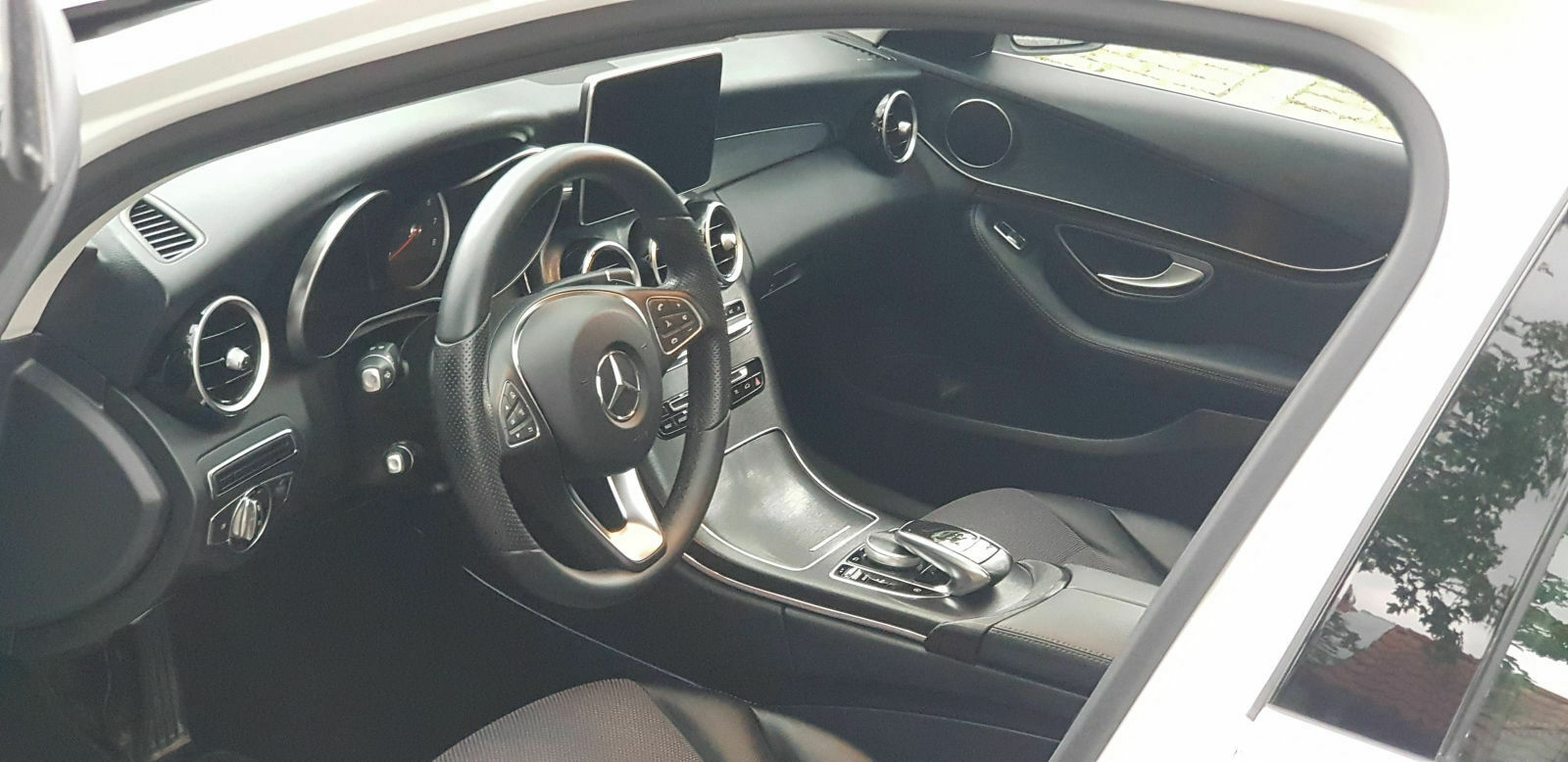 Folierung der Mittelkonsole (von Klavierlackoptik zu Carbon)