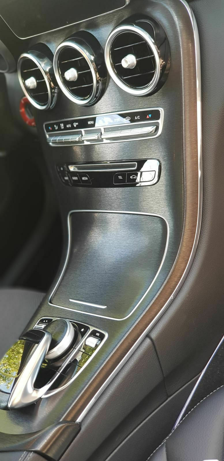 Folierung der Mittelkonsole (von Klavierlackoptik zu Carbon)