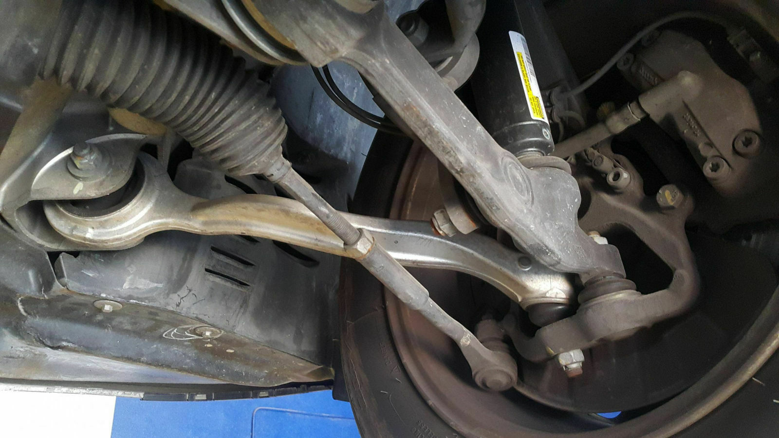 Wer hat auch Bilder vom Unterboden beim W220 und C215?