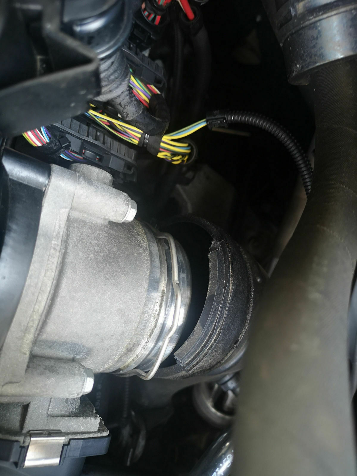 Ladedruckrohr (charge pipe) an Drosselklappe geplatzt (335i N55)