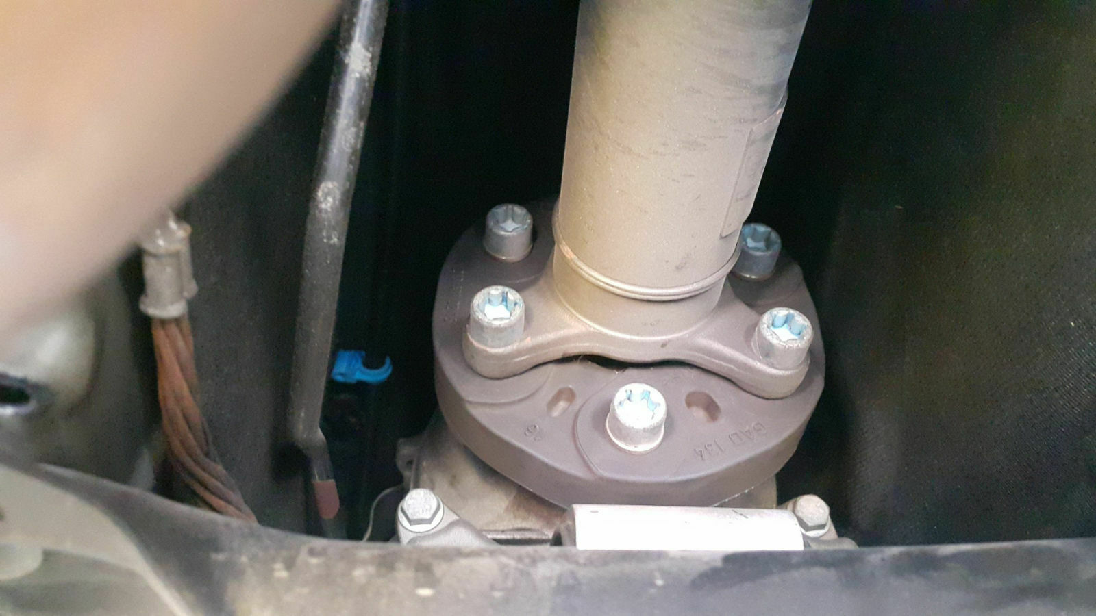 Wer hat auch Bilder vom Unterboden beim W220 und C215?