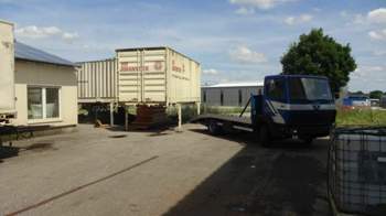 Isoliermaterial unter Brücke verstaut