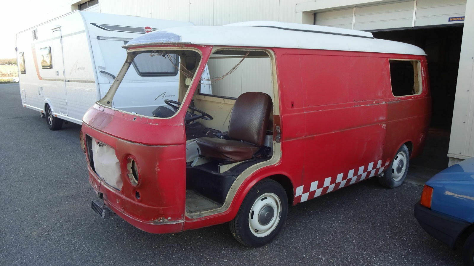 Der Schrottplatz - Spiegelsymmetrisch des Showrooms