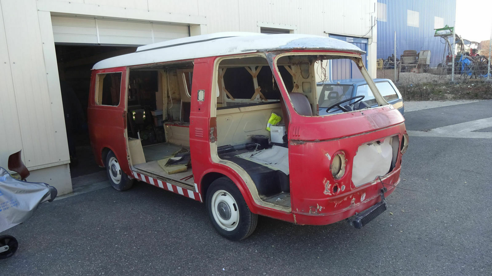 Der Schrottplatz - Spiegelsymmetrisch des Showrooms