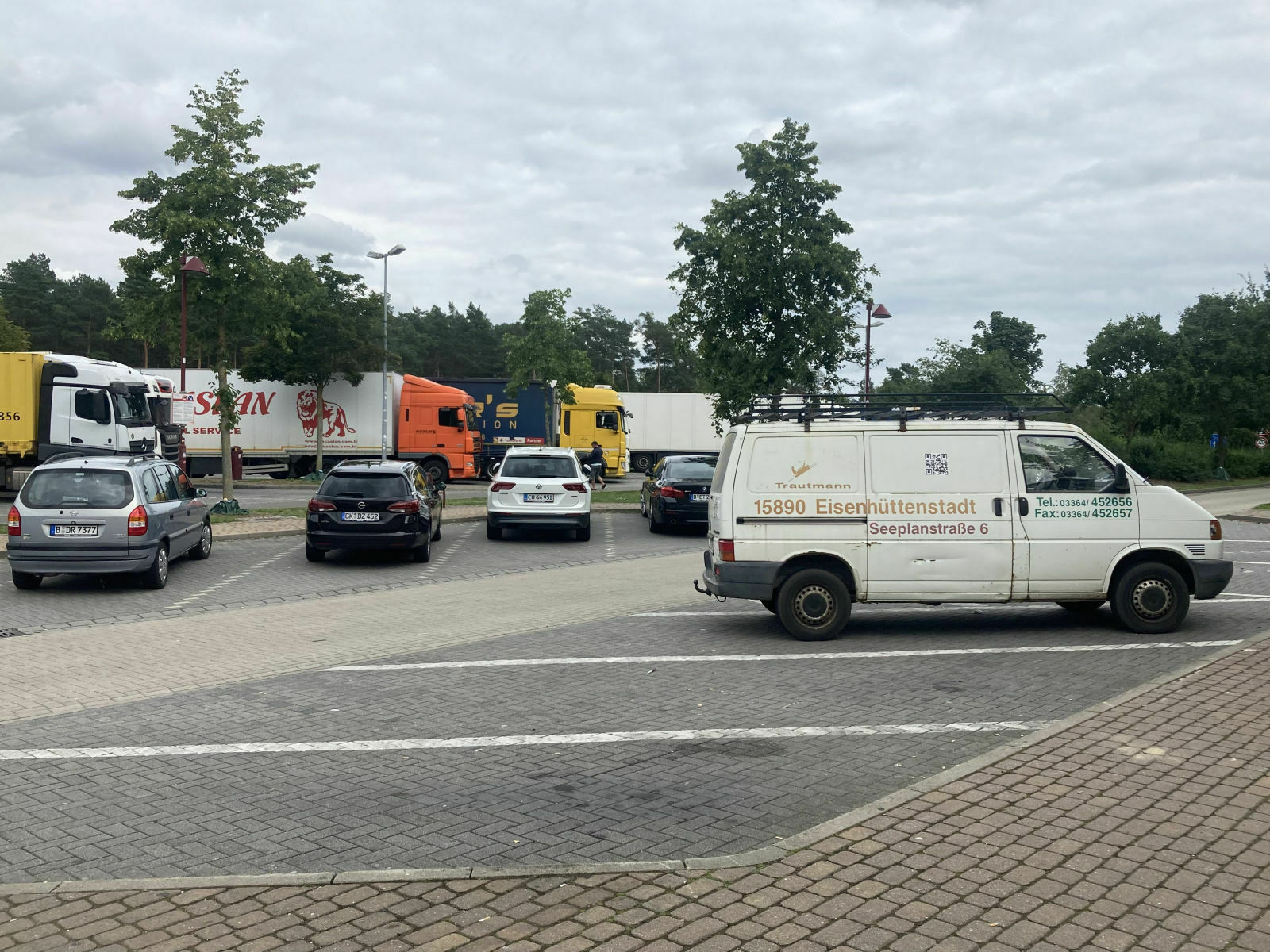 Der Schrottplatz - Spiegelsymmetrisch des Showrooms