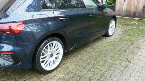 Seitlich rechts von hinten